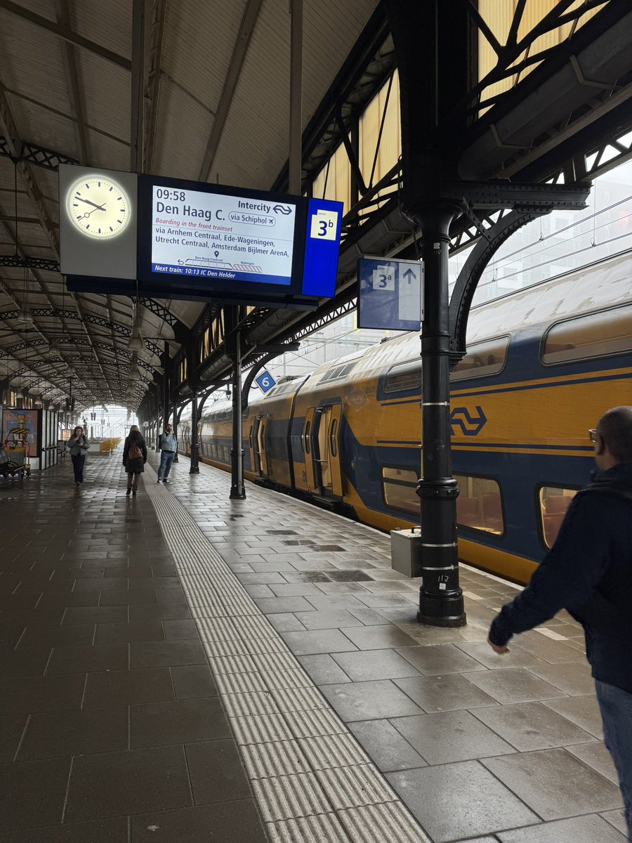 We gaan het proberen die rechtstreekse trein Nijmegen-Den Haag. Reistijd 20 minuten langer maar mijn effectieve werktijd in de trein verbetert met ruim 45 minuten en geen gedoe met overstap op Utrecht CS en dat is ook wat waard… 😁