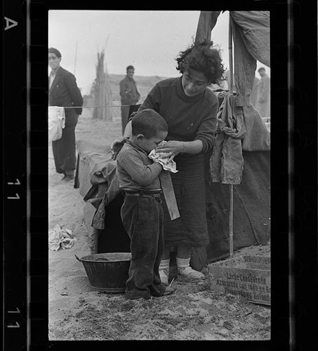 Civil_War_Spain's tweet photo. Argelés-sur-mer concentration camp, 1939. Robert Capa. When ~500,000 Spanish Republicans crossed border into democratic France, Daladier govt treated them worse than animals, herding them into makeshift camps, particularly on beaches where unknown numbers died. Then another war. https://t.co/dYIEa31Ltn