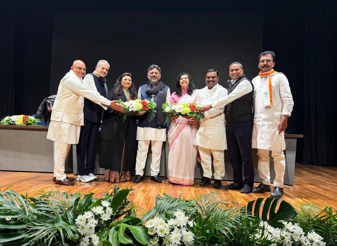 DKShivakumar's tweet photo. ಹೊಸದಿಲ್ಲಿಯಲ್ಲಿ ಇಂದು ನಡೆದ ಕಾಂಗ್ರೆಸ್‌ ಮುಖ್ಯ ಕಾರ್ಯಾಲಯ ಇಂದಿರಾಭವನದ ಉದ್ಘಾಟನಾ ಸಮಾರಂಭದ ವೇಳೆ ಎಐಸಿಸಿಯ ಕರ್ನಾಟಕದ ಕಾರ್ಯದರ್ಶಿಗಳನ್ನು ಭೇಟಿಯಾದೆ. https://t.co/NHhd5FQfkU