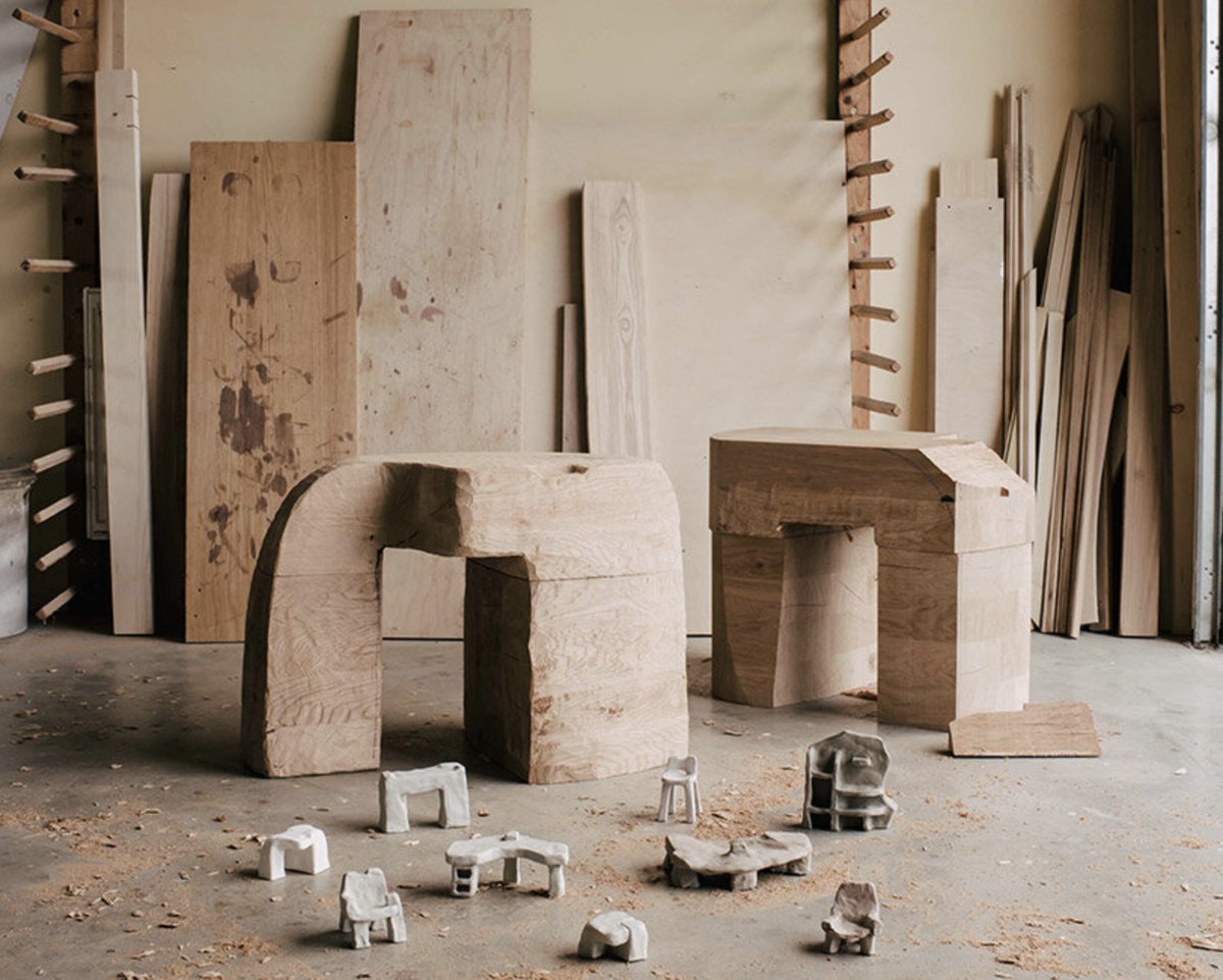 THEFARMparis's tweet image. 🕳 #DesignFocus : faye toogood presents &apos;assemblage 7 : lost and found II&apos; at friedman benda

Faye Toogood is known for her ability to reinterpret classical forms and references from art history, using diverse mediums such as sculpture, furniture, and fashion.

♟ Kat Barandy via…