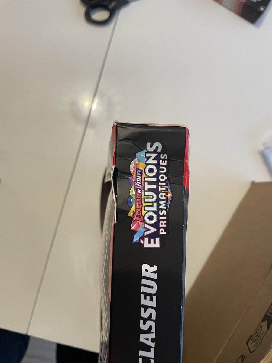 SO_Benji94400's tweet photo. Après la déception du retrait magasin de la manette collector #PlayStation j’ai tenté la livraison à domicile de @Micromania_Fr 
Pas mieux hein…
Objet collector foutu dans un carton trop petit sans protection…
Sur un objet limité à 1 par pers…
#pokemon #ev8.5 https://t.co/TPrG1PXmut