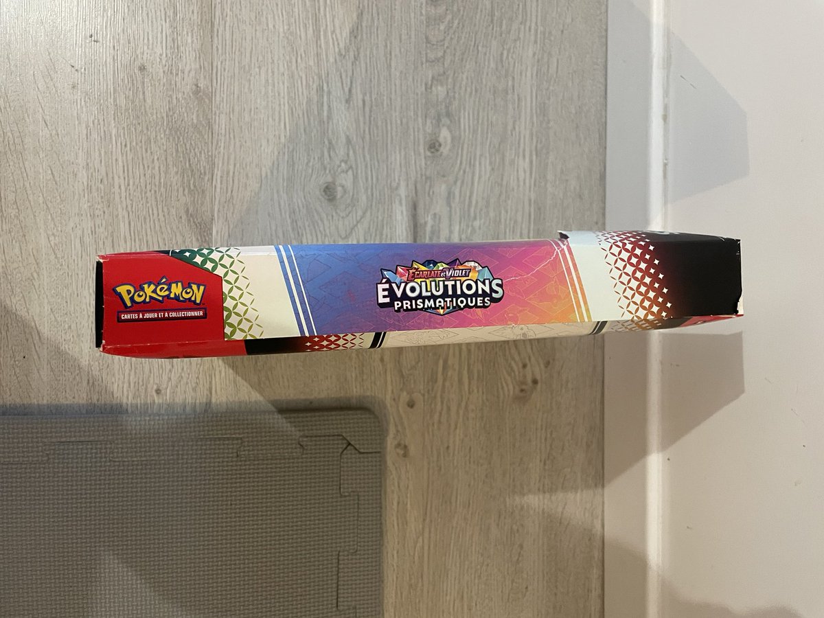 SO_Benji94400's tweet photo. Après la déception du retrait magasin de la manette collector #PlayStation j’ai tenté la livraison à domicile de @Micromania_Fr 
Pas mieux hein…
Objet collector foutu dans un carton trop petit sans protection…
Sur un objet limité à 1 par pers…
#pokemon #ev8.5 https://t.co/TPrG1PXmut
