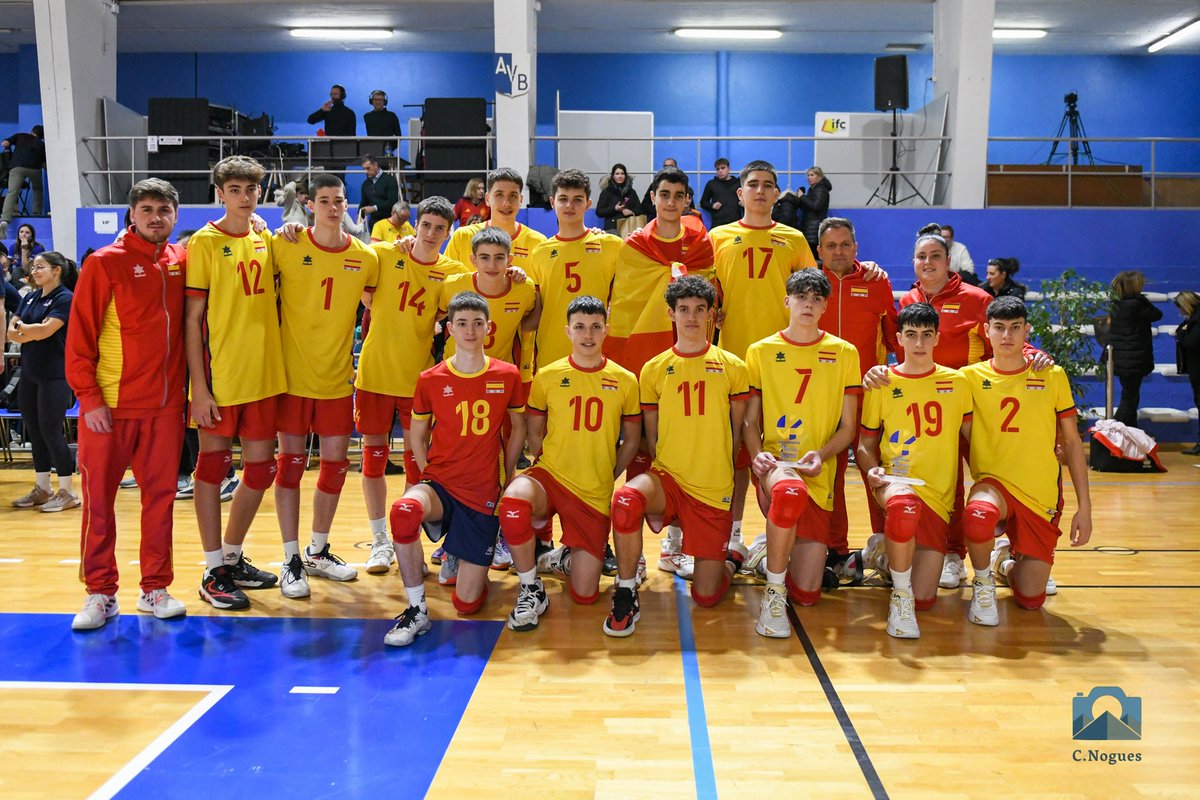 DEPORTEYSALUD4's tweet photo. 🏐🥈 El jugador de voleibol molinense, Jaime Medina, se proclama subcampeón de Europa con la Selección Española.
La joven promesa molinense de voley se ha formado en las categorías inferiores del Club @ClubMolinaVoley .
💪 ¡Enhorabuena!
#orgullomolinense
@AytMolinaSegura https://t.co/8Y9dqdlAXe
