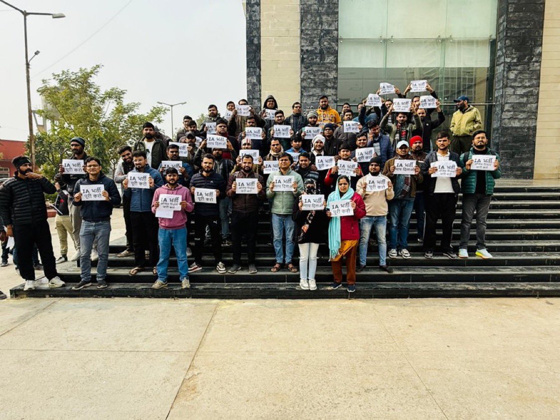 #𝘼𝙮𝙪𝙨𝙝_𝙎𝙞𝙨𝙤𝙙𝙞𝙮𝙖💯%F.🔙🇮🇳 (@ayushsisodiya4) on Twitter photo सूचना सहायक भर्ती को पूरी करवाने की मांग को ले कर RSSB मे पहुँचे सैकड़ों स्टूडेंट।
<a href="/alokrajRSSB/">Alok Raj</a> <a href="/manojpehul/">MANOJ SHARMA/ मनोज शर्मा</a> <a href="/sharatjpr/">Sharat</a> <a href="/educationnagari/">Education Nagari</a> <a href="/zeerajasthan_/">ZEE Rajasthan</a> <a href="/News18Rajasthan/">News18 Rajasthan</a> <a href="/1stIndiaNews/">First India News</a> <a href="/rpbreakingnews/">Rajasthan Patrika</a> <a href="/pantlp/">LP Pant</a> <a href="/DainikBhaskar/">Dainik Bhaskar</a> <a href="/SachBedhadak/">Sach Bedhadak</a> <a href="/Sandeshvataksv/">Sandesh Vatak News</a> <a href="/DoITCRaj/">Dept of IT&C, Raj</a> <a href="/RajCMO/">CMO Rajasthan</a> सूचना सहायक भर्ती को पूरी करवाने की मांग को ले कर RSSB मे पहुँचे सैकड़ों स्टूडेंट।
<a href="/alokrajRSSB/">Alok Raj</a> <a href="/manojpehul/">MANOJ SHARMA/ मनोज शर्मा</a> <a href="/sharatjpr/">Sharat</a> <a href="/educationnagari/">Education Nagari</a> <a href="/zeerajasthan_/">ZEE Rajasthan</a> <a href="/News18Rajasthan/">News18 Rajasthan</a> <a href="/1stIndiaNews/">First India News</a> <a href="/rpbreakingnews/">Rajasthan Patrika</a> <a href="/pantlp/">LP Pant</a> <a href="/DainikBhaskar/">Dainik Bhaskar</a> <a href="/SachBedhadak/">Sach Bedhadak</a> <a href="/Sandeshvataksv/">Sandesh Vatak News</a> <a href="/DoITCRaj/">Dept of IT&C, Raj</a> <a href="/RajCMO/">CMO Rajasthan</a>