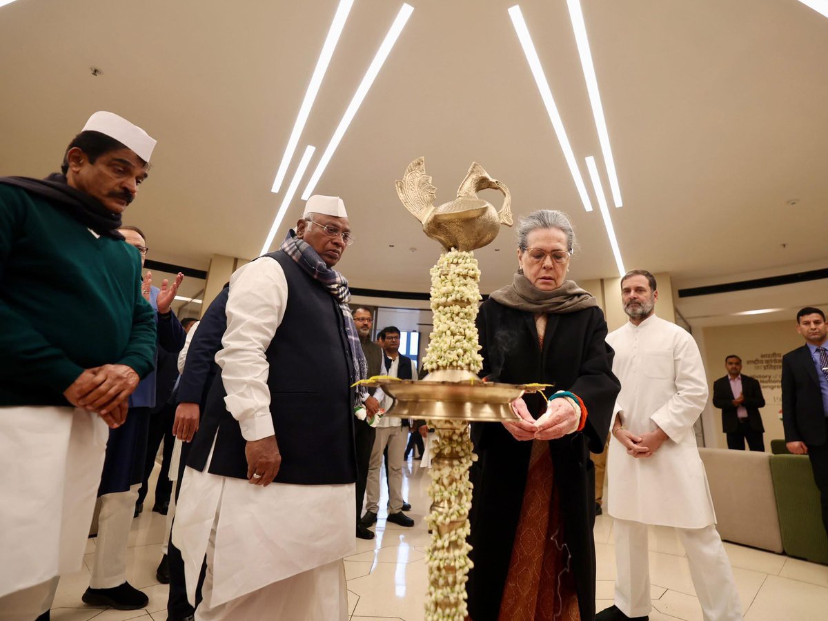 कांग्रेस पार्टी के अध्यक्ष  Mallikarjun Kharge - President जी, CPP चेयरपर्सन श्रीमती सोनिया गांधी जी और नेता विपक्ष श्री Rahul Gandhi  ने कांग्रेस के नए मुख्यालय 'इंदिरा भवन' का उद्घाटन किया !!