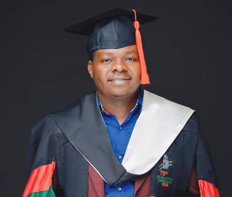 Day 3 of the 75th Graduation Ceremony #Mak75thGrad continues with the Chancellor Hon. Dr. Crispus Kiyonga <a href="/DrCWCBKiyonga/">Dr. Chrispus. W.C.B. Kiyonga</a> presenting awards to candidates from <a href="/OfficialMubs/">Makerere University Business School</a> including Mr. Abdul Latif Umar Bagoole who emerged as the best overall and best  student in the Humanities