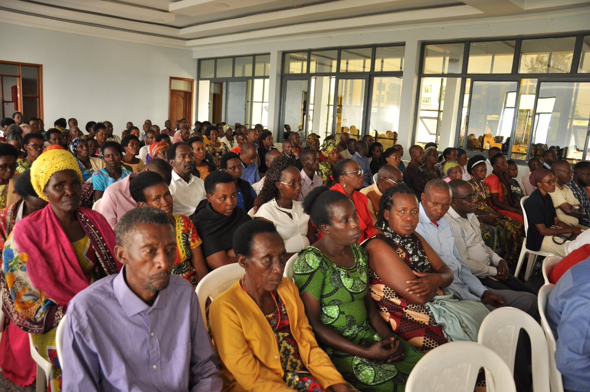 Mu rwego rwo kwimakaza ubumwe n'ubudaheranwa bw'abanyarwanda, i Gihinga mu Murenge #Gacurabwenge hari kubera ibiganiro byateguwe ku bufatanye na <a href="/Unity_MemoryRw/">Ministry of National Unity and Civic Engagement</a> hagamijwe gusuzuma ibibazo byihariye abarokotse Jenoside yakorewe |Abatutsi mu 1994 bafite n'ingamba zo kubikemura 1/2