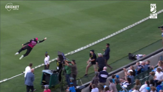 An all-time save from Lachlan Shaw! 📹 Credits: Twitter/BBL