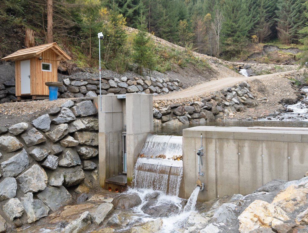 zekHydro's tweet photo. Neues murtaler #Kleinwasserkraftwerk Wallersbach nutzt 250 m Fallhöhe u. 110 l/s Wasser. Es erzielt mit einer Pelton-Turbine unter Volllast 224 kW und erzeugt ca. 1 Mio. kWh sauberen Strom pro Jahr. Mehr ab S. 43 https://t.co/I3r8SyWPpv #hydropower #wasserkraft #hydro https://t.co/H7ReO07mxY