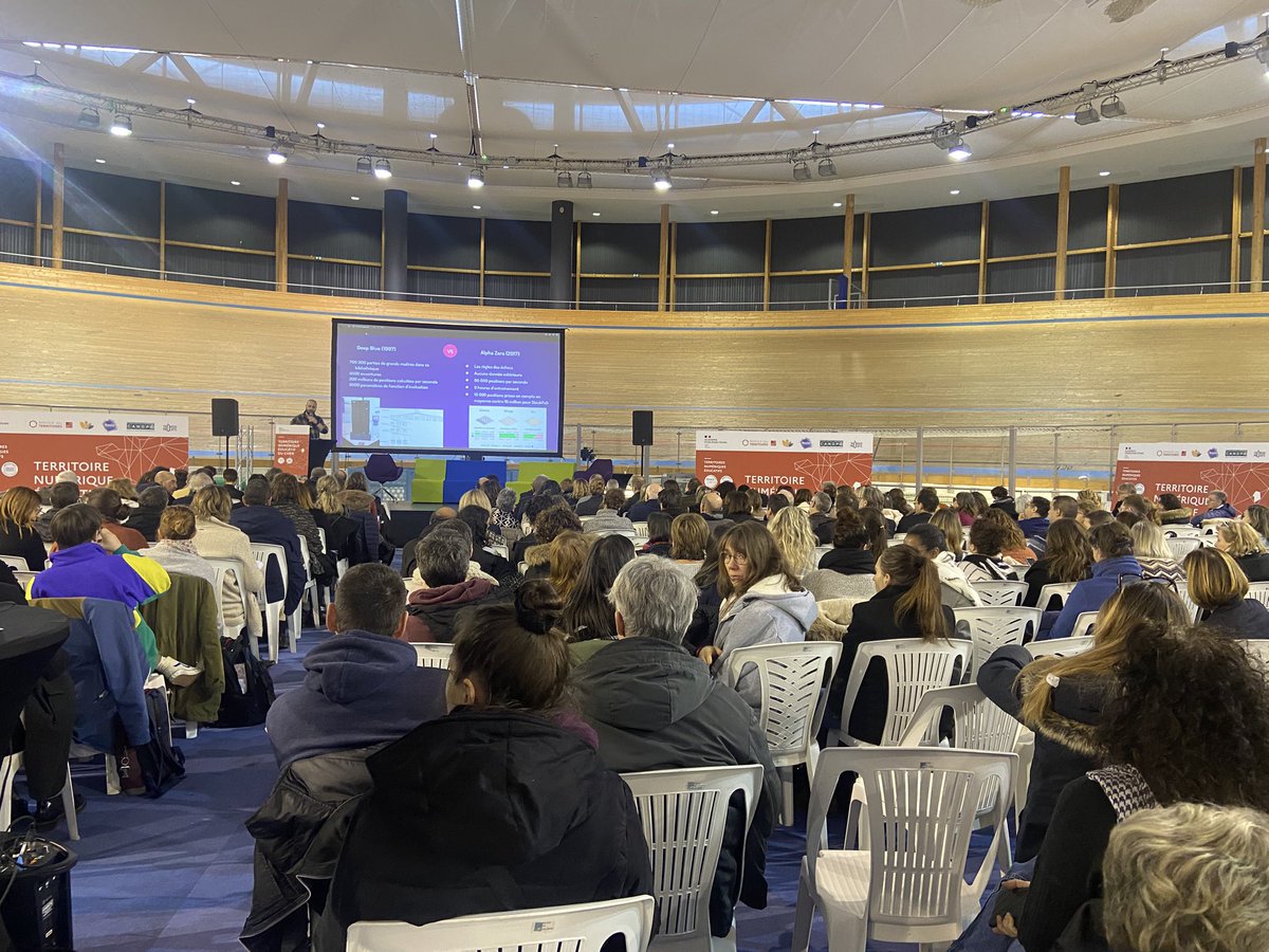 Séminaire Terre numérique 3 #TNE à Bourges 
Faisons le point sur l’#IA
📍 Conférence de <a href="/BastienMasse/">Bastien Masse</a> 
➡️ Enjeux, capacités et limites de l’#IA en éducation
🙏 Merci et bravo pour cet éclairage 👏