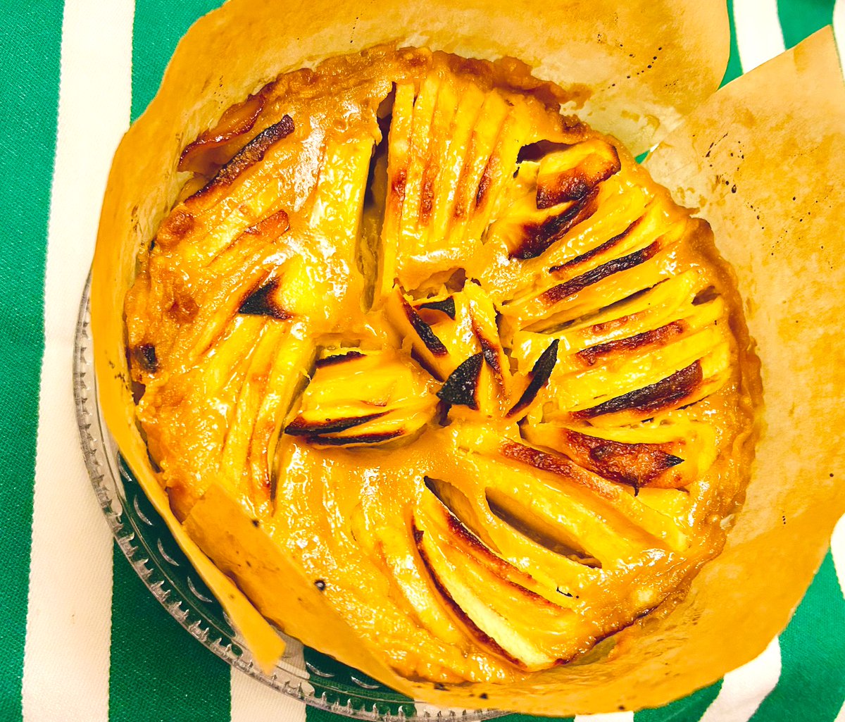 月にちなんで、まんまる林檎ケーキも焼きました🌕🍎