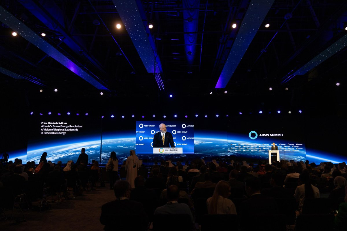 #ADSWSummit / KM <a href="/ediramaal/">Edi Rama</a> :  Sot do të nënshkruajmë një marrëveshje strategjike së bashku me 🇮🇹 dhe 🇦🇪 për kabllot nënujore, një instrument i rëndësishëm për transmetimin e energjisë së përtëritshme nga Shqipëria në Itali, për të rritur kapacitetin e 🇦🇱 si lojtar kyç në rajon.