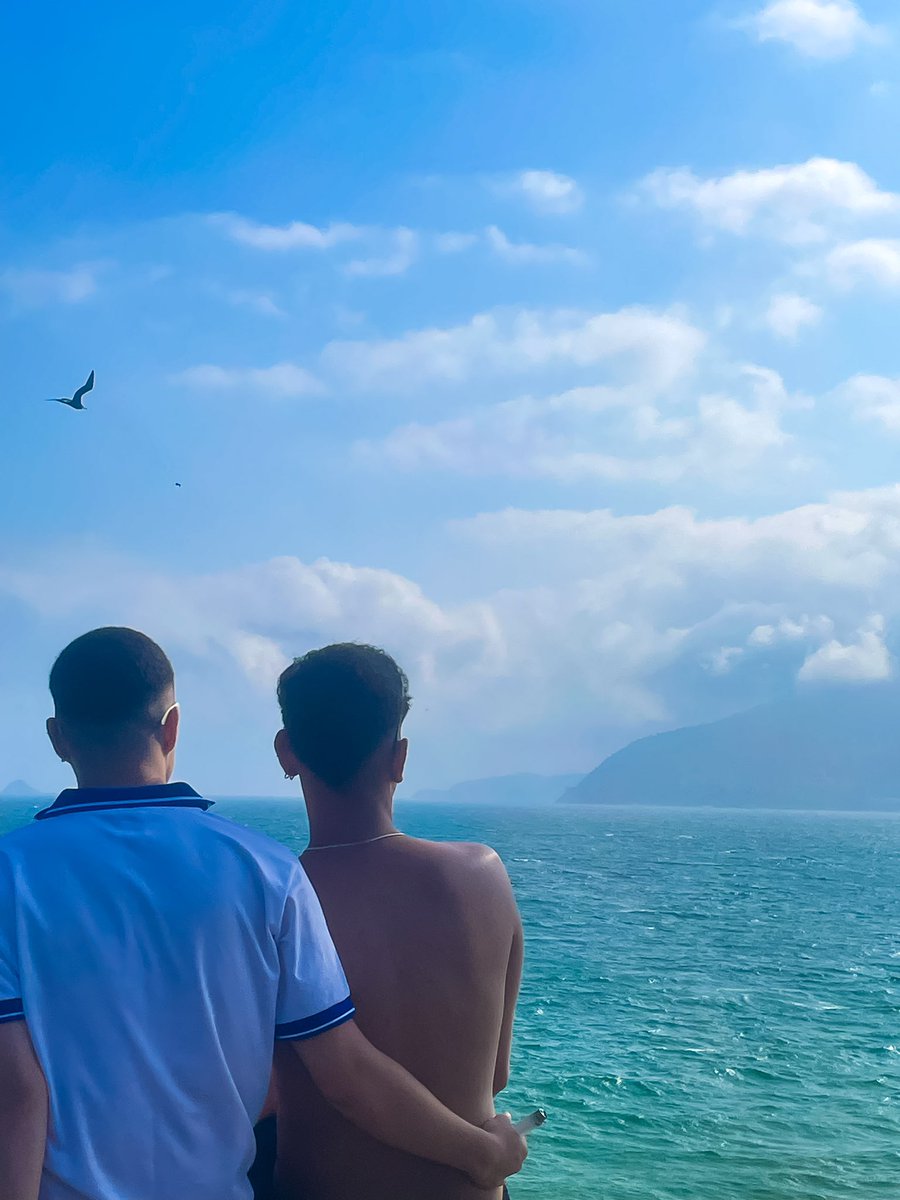 didiszz's tweet photo. se essa lua fosse minha, eu te levava amor, pra orbitar a terra enquanto me ama… 🏝️ #NumaIlha https://t.co/50QBoida4R