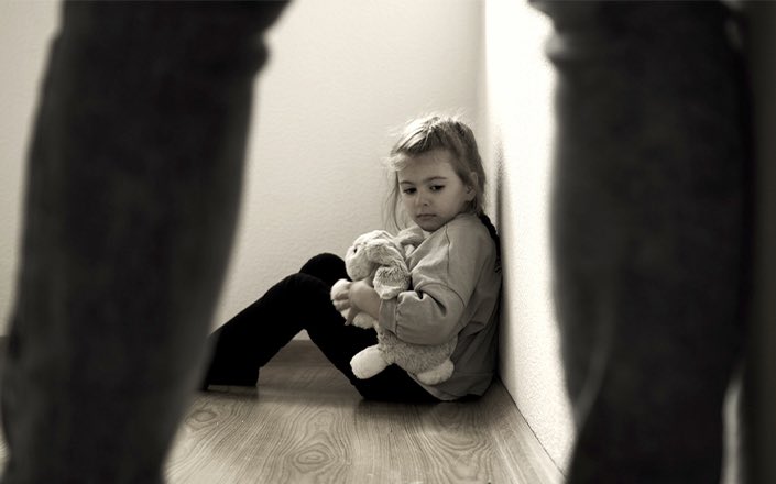 Coll_Nemesis's tweet image. Harcèlement scolaire, viols… Une famille attaque l’Etat pour « défaut de surveillance » à l’école.

«Les garçons l’attendaient dans les toilettes, ils s’enfermaient dedans, la touchaient, lui mettaient des doigts dans les parties intimes, du savon, de l’herbe, de la terre. Elle…