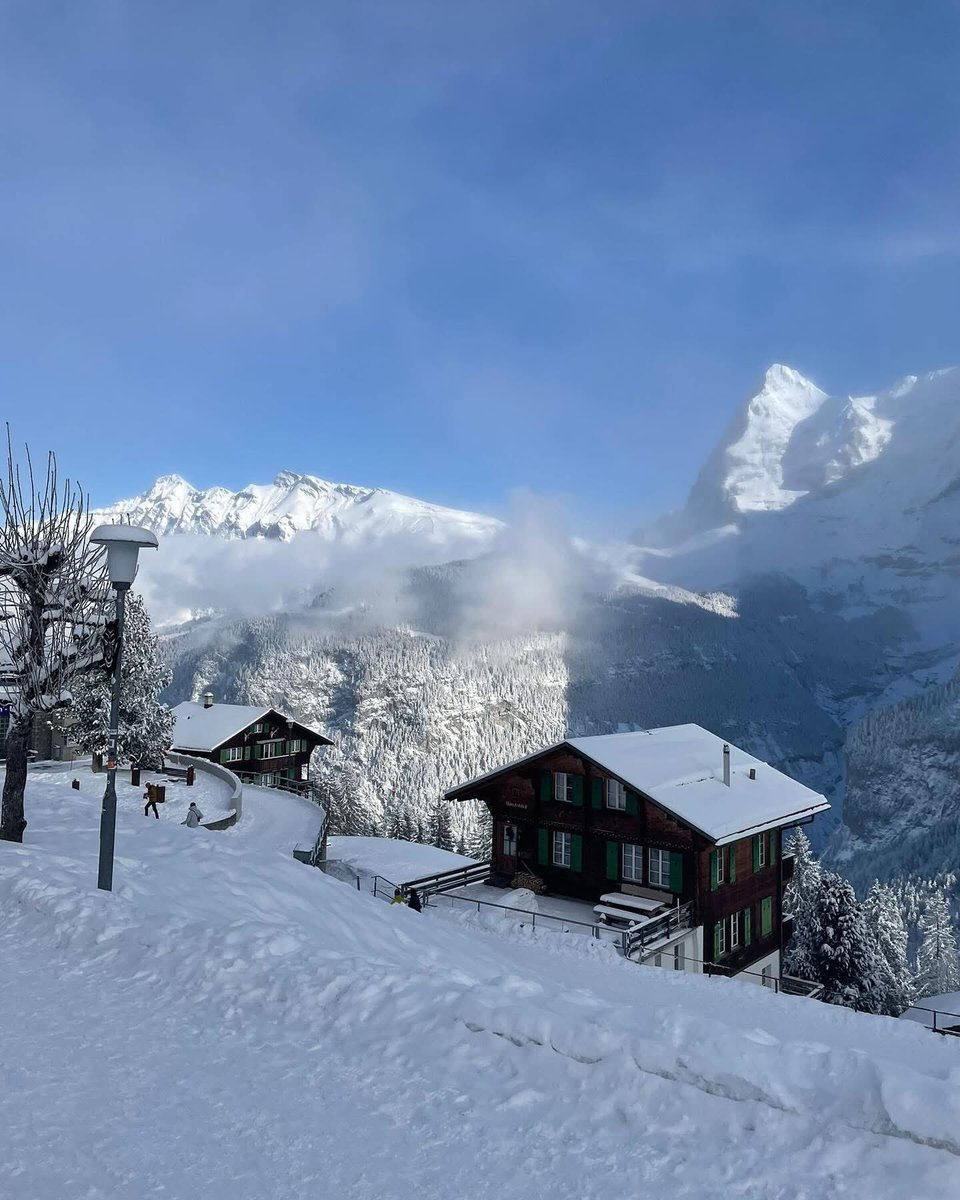 Exceptional weather after the recent snow. Beautiful conditions and cold!

Village(1638m): 59cm
Türliboden(2332m): 185cm
Avalanche:  2🚨

#murren #schilthorn #swissalps #switzerland #ThePhotoHour #SnowHour #StormHour