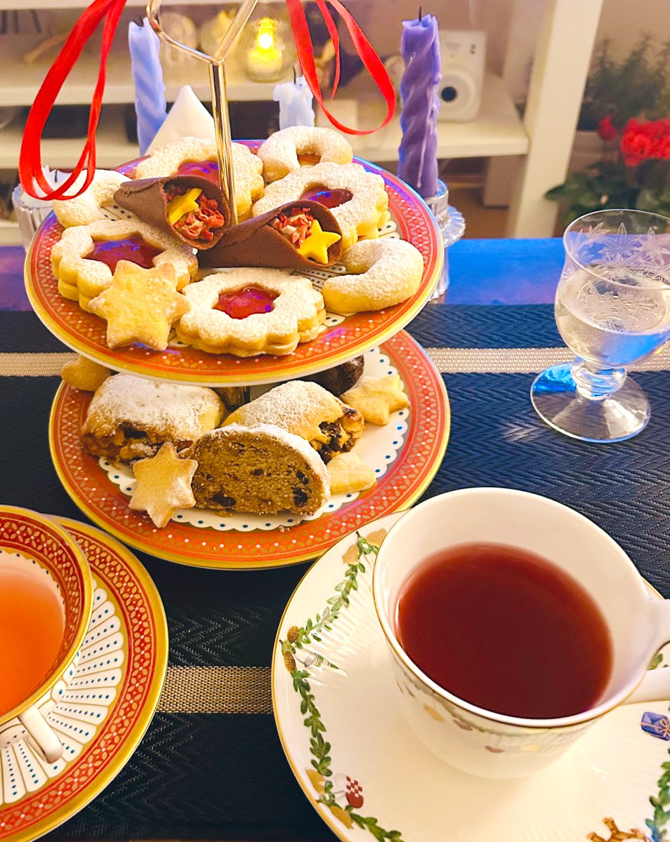 昨年のクリスマスに作った焼き菓子たちも貼っておこう。下段にカヌレがいるけど、型に油を塗り忘れてガサガサになったので隠れてる…

お友だちにいただいたTartineのお菓子がどれも可愛くて、⭐️のついてるお菓子を添えてクリスマス感が一気にあがりました☺️

今年もたくさん焼こうー🍪☕️