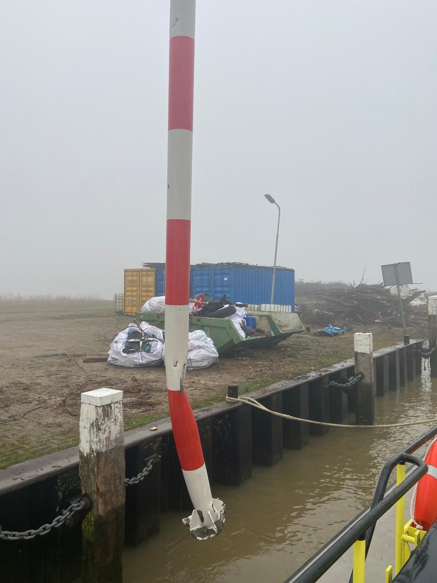 Tijdens onze patrouille maakte diverse schepen een melding van een boei die op drift was. Bij aankomst zagen we dat het om een #haven baken ging. We hebben het baken mee genomen en uit het #water gehaald. Zodat de scheepvaart vlot en veilig door kan gaan!  <a href="/Rijkswaterstaat/">Rijkswaterstaat</a>
