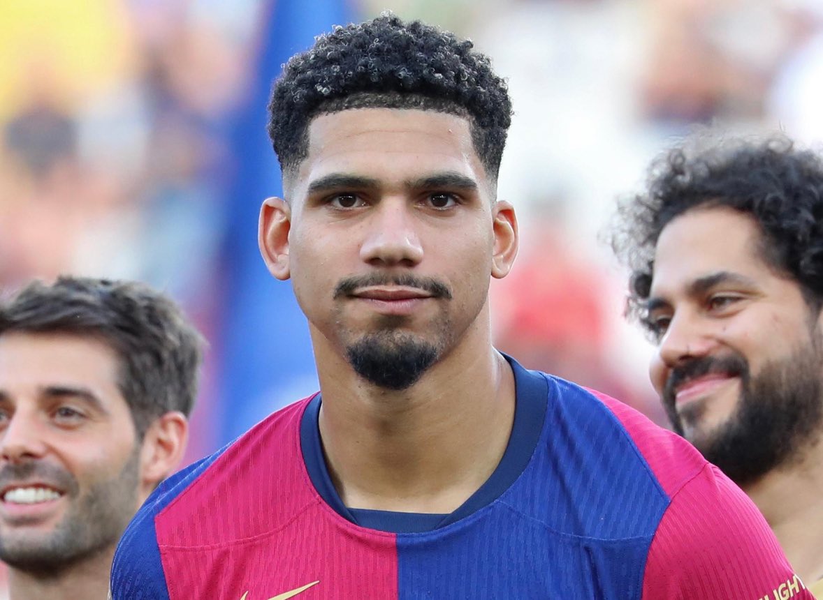 (🌕) BREAKING: Araujo will also be renewing his contract very soon! <a href="/RogerTorello/">Roger Torelló</a> #FCB 🇺🇾🔵🔴✨