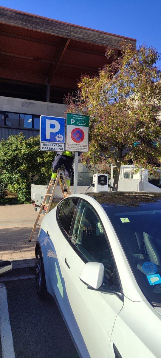 KarkarcarK's tweet photo. Se acaba de colocar en Navarra la primera señal del vehículo compartido, por parte del @Uharteko_Udala, que estará disponible para el uso de la ciudadanía y del personal municipal. https://t.co/XppN09mZyH