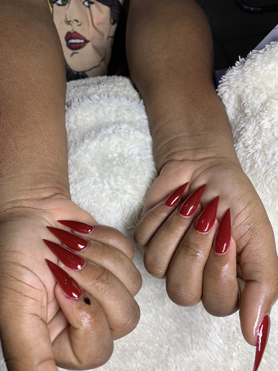 Sometimes, less is more ✨ Loving this rich wine shade! #PlainAndChic