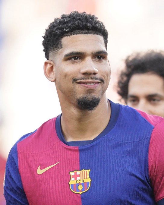 🔴🔵Barcelone est désormais convaincu que Ronald Araújo🇺🇾 restera au club et ne partira pas en janvier !  

🗯️Une nouvelle série de négociations a eu lieu mardi avec  Deco, comme le révèle <a href="/ffpolo/">Fernando Polo</a>.