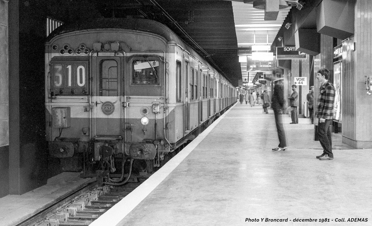 #ArchiveDuMercredi : Gare du Nord, une rame Z23000 est prête au départ vers le sud. Les automotrices de 1937 sont témoins de l’évolution du réseau avant l’arrivée des #MI79 en nombre suffisant. Le #RERB non-interconnecté atteint déjà la gare banlieue en ce mois de décembre 1981.