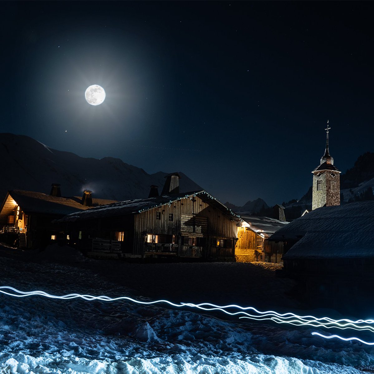 Un soir de pleine lune au vieux Chinaillon. 🌕

#legrandbornand #mongrandbo #village #lune #neige