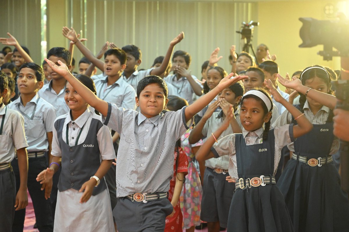 durgaramdas's tweet image. Vandana Rai Karkala's 'Chili Pili' children's activity was a hit at @mlrlitfest ! Kids had a blast engaging in creative and interactive sessions. Kudos to Vandana madam for making learning such a delightful experience! 

 #ChiliPili  #LearningThroughFun #MlrLitFest2025