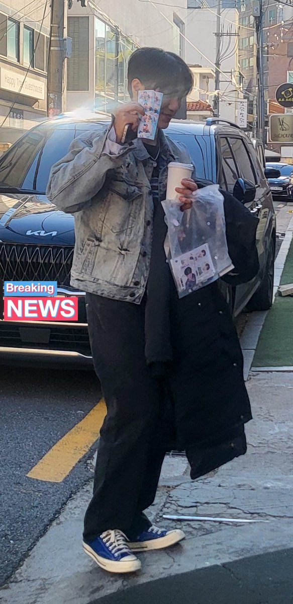 Whose puppy?
탸니 자만추한 생카라 진짜 잊을 수 없을 듯🥰
탸랑해❤️
(+진짜 기록용으로 내 손이 나도 모르게 찍은 사진이 있었음 좀만 더 잘 찍지😂)
#탸니는_삐삐네_강아지
#환한빛을_닮은_태환아_생일축하해