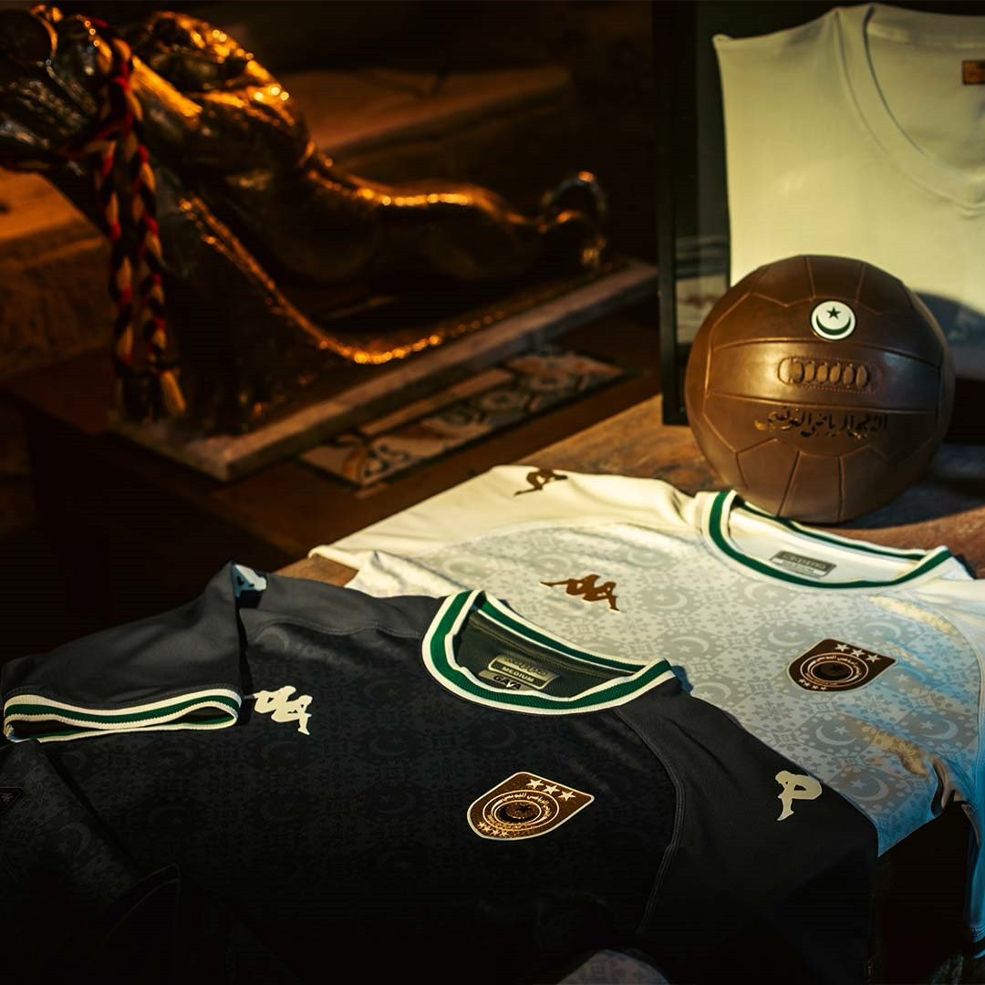 _PointDePenalty's tweet photo. L'Espérance de Tunis dévoile deux nouveaux maillots anniversaires (merci Kappa pour ces deux POULETS) 🥰 https://t.co/bkn1PRo8TK