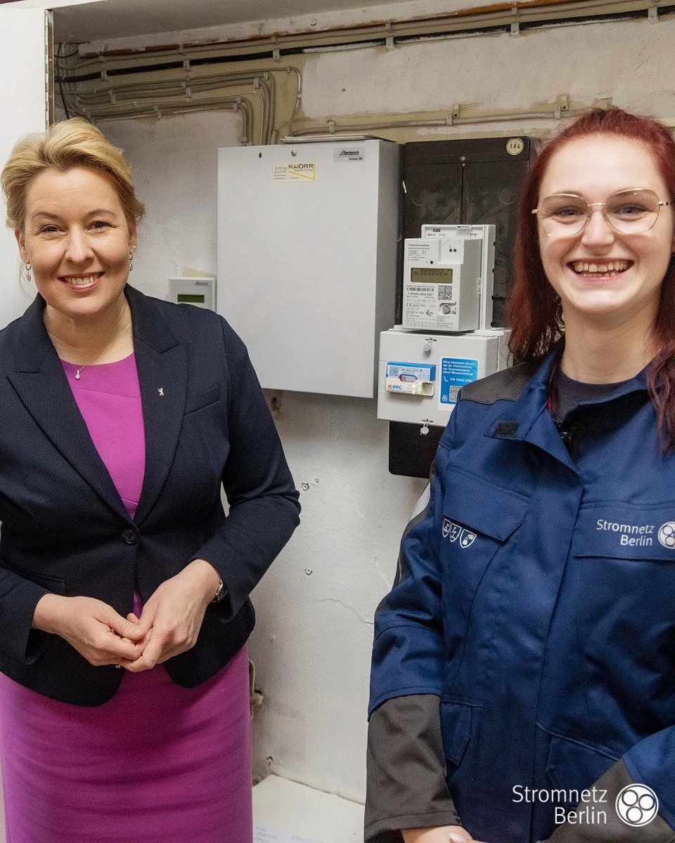 Beitrag zur #Digitalisierung: 2025 statten wir das Land Berlin mit Smart Metern aus z. B. Schulen, Kitas, Rathäuser. <a href="/FranziskaGiffey/">Franziska Giffey</a> zog jetzt eine Zwischenbilanz &amp; installierte mit Zählermonteurin Maike Siemon symbolisch einen #SmartMeter. stromnetz.berlin/uber-uns/press…