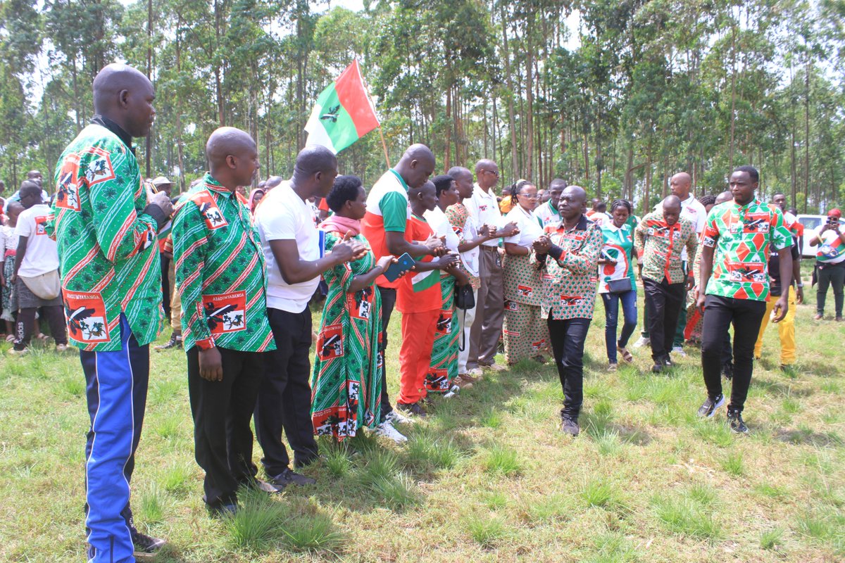 CnddFddButanyer's tweet photo. 15/01/2025 Mu rukutikirane rw'ingendo mu mituma, Umunyamabanga w'Umugambwe @CnddFdd mu ntara ya #Butanyerera yagendeye abagumyabanga bo ku mitumba 6 #Gahwazi, #Makombe #Gakeceri, #Masama, #Busoro na #Kinyana muri zone #Buhiga komine #Ngozi.
@R_Ndikuriyo https://t.co/OzppAAN8zK