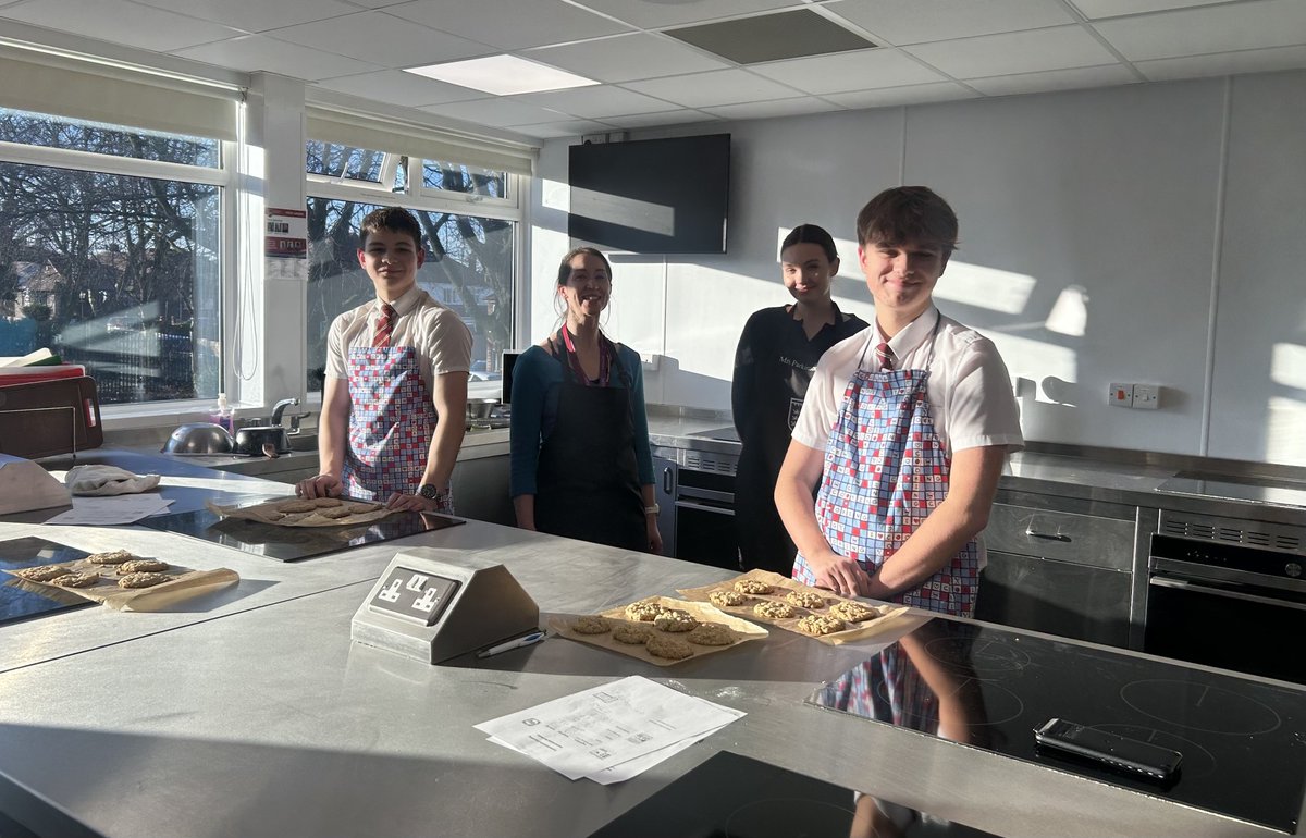 PATKingsSchool's tweet image. Thank you to Nina and Laura from the Mid Yorkshire NHS Diabetes Team, who have baked oat biscuits with Broden and Daniel, this afternoon, whilst talking about counting carbs! #DiabetesSupport @NHSuk @PontefractAT