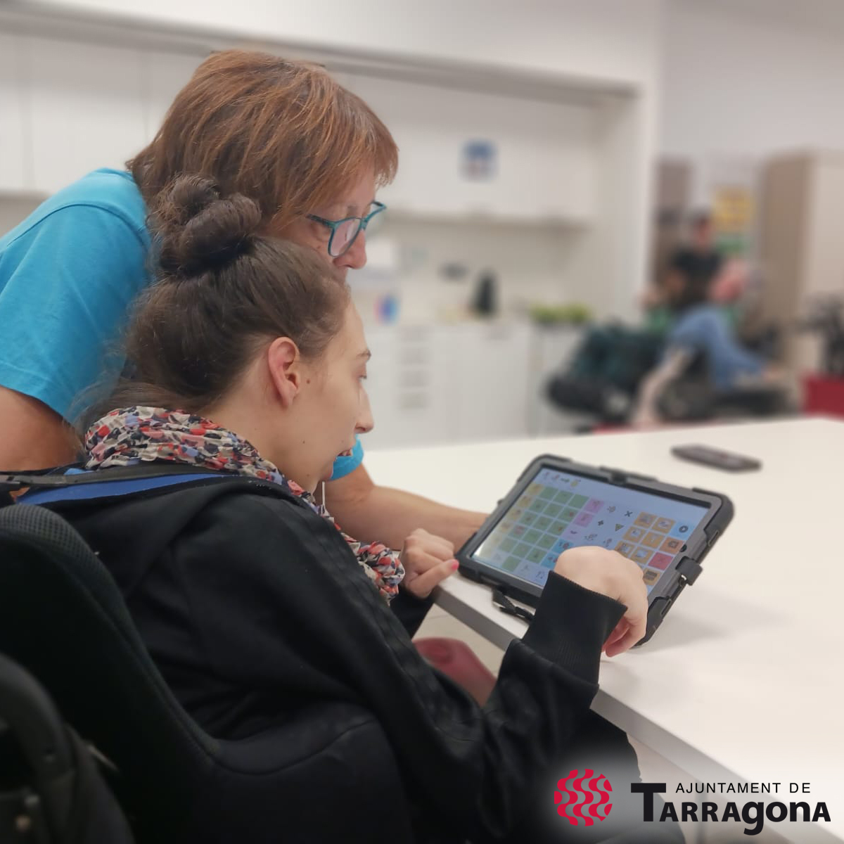 Fundació La Muntanyeta (@lamuntanyetatgn) on Twitter photo Gràcies a la col·laboració de <a href="/TGNAjuntament/">Ajuntament de Tarragona</a>, la Fundació La Muntanyeta ha aplicat el programa Sistemes de comunicació augmentativa i alternativa, dirigit a totes les persones usuàries de la Residència i del Taller Ocupacional de la fundació.
➡️fundaciolamuntanyeta.cat/2025/01/15/un-… Gràcies a la col·laboració de <a href="/TGNAjuntament/">Ajuntament de Tarragona</a>, la Fundació La Muntanyeta ha aplicat el programa Sistemes de comunicació augmentativa i alternativa, dirigit a totes les persones usuàries de la Residència i del Taller Ocupacional de la fundació.
➡️fundaciolamuntanyeta.cat/2025/01/15/un-…