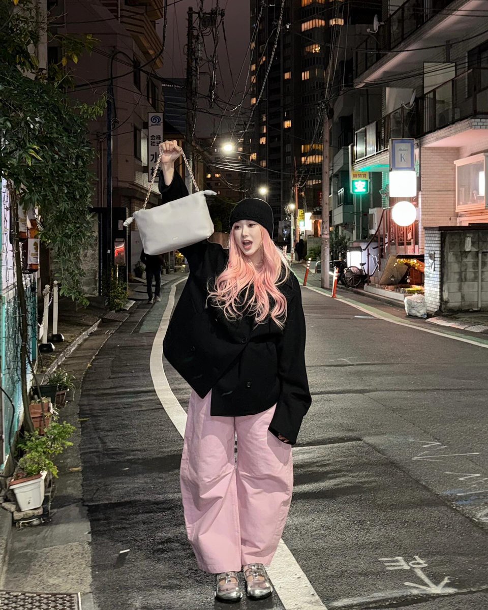 nothing much of a thing happened in my mix and match situation, because it’s late and i wish to be in something extra comfortable for a quick stroll. and so you have me matching all stuffs, with an additional 𝘴𝘵𝘢𝘵𝘦𝘮𝘦𝘯𝘵 bag that makes everything looks perfect! ✼　｡ﾟ･