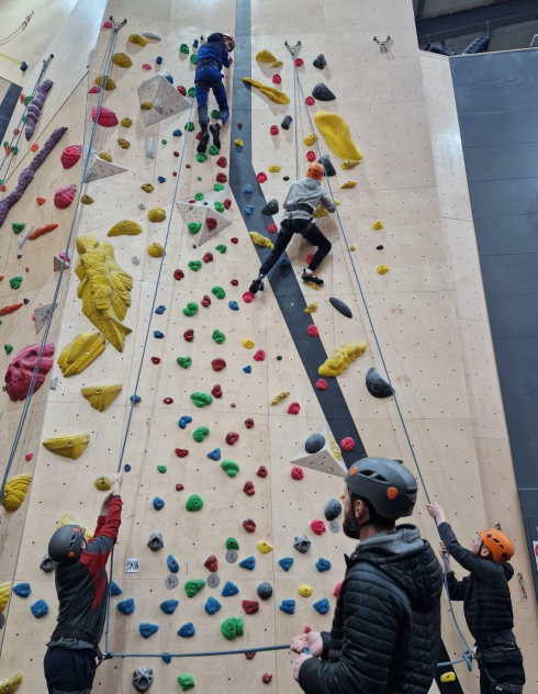 TheHubSchoolER's tweet photo. Students did amazing at their first climbing session, working with an instructor, we delivered bouldering, auto-belay and top roping experiences with lots of teamwork, personal resilience and confidence building mixed in! 😁 https://t.co/HzHmO9ioJX