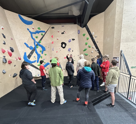TheHubSchoolER's tweet photo. Students did amazing at their first climbing session, working with an instructor, we delivered bouldering, auto-belay and top roping experiences with lots of teamwork, personal resilience and confidence building mixed in! 😁 https://t.co/HzHmO9ioJX