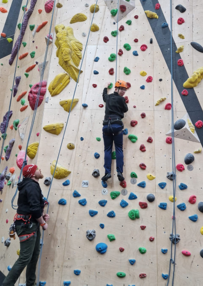 TheHubSchoolER's tweet photo. Students did amazing at their first climbing session, working with an instructor, we delivered bouldering, auto-belay and top roping experiences with lots of teamwork, personal resilience and confidence building mixed in! 😁 https://t.co/HzHmO9ioJX