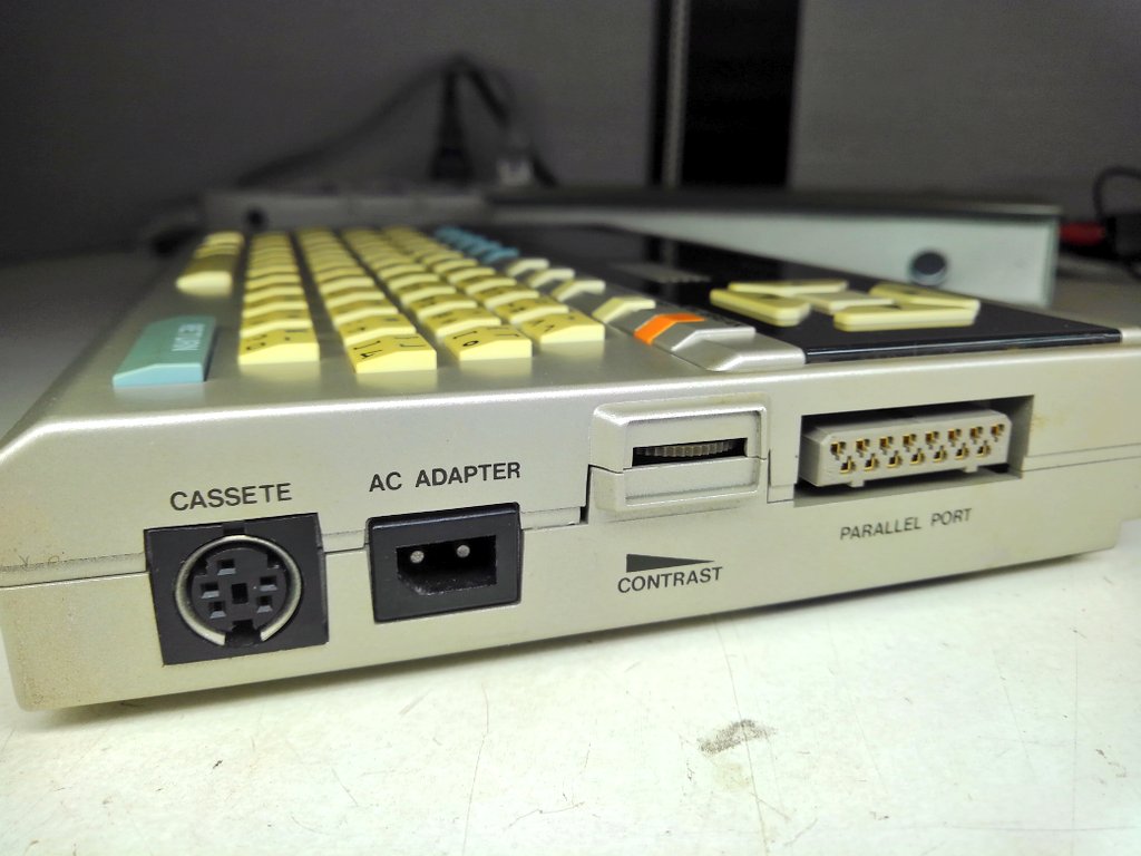 toshitada1973's tweet photo. キヤノンのハンドヘルド、X-07だよ。個性的なレイアウト、角度のついた形状のキーがかっこいい。いろいろ先進的な機能もついていたみたいだよ。ところで、ベーマガにプログラムが掲載されていたという記事があるけど、あったっけ…? #X07 https://t.co/05hoZr8Ar6