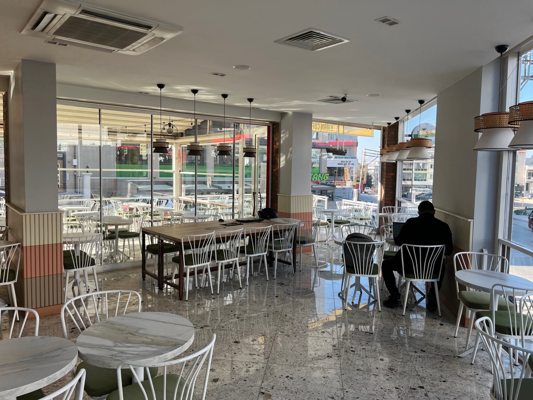 ☕ İzmir Buca’da saklı bir huzur köşesi: Bjørn Coffee! Kahveler şahane, atmosfer sıcacık, çalışmak için ideal. Laptopunuzu alıp gelin, üretken bir gün sizi bekliyor. 💻📚

Daha fazla bilgi ve kullanıcı değerlendirmesi için Cosyworker App'te inceleyin.