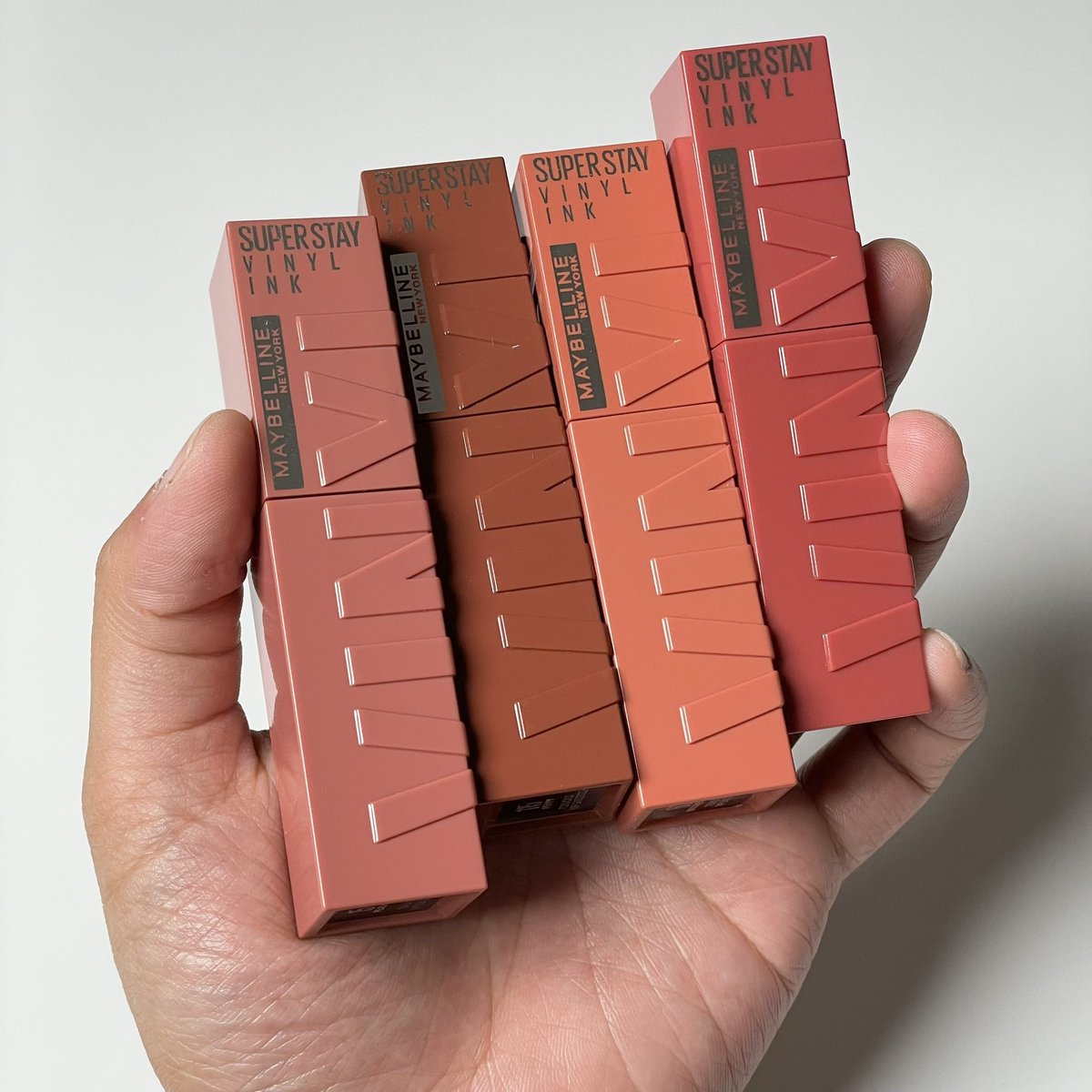 jjdoesitwork's tweet photo. maybelline vinyl ink ถ้าทาถูกวิธีบางวันคือไม่ต้องเติมเลย เกาะปากดีมากกกกกกกก แล้วสีนัวละมุนทุกสีเลย ขนาดทำสีแดง 125 ออกมายังเป็นแดงละมุนอ่ะ ถ้าชอบงาน mlbb ไป 62 ชมพูอมแดงปากคนจริงๆ ชอบนู้ดๆ ไป 15, 60 โทนนู้ดน้ำตาลไป 120 สวยแพง ชมพูตุ่นๆ ละมุนๆ ไป 115 สวยทุกสี ส่วนตัวเชียร์ 62 ขาดใจ ต้องมีติด สวยสุดละตั้งแต่ใช้ รุ่น viny มา

📍https://t.co/aRfgGzuy4o