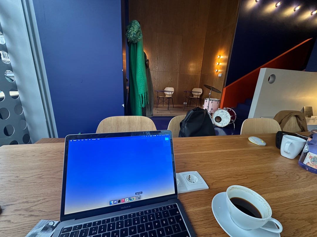 🎶☕ Çankaya’da sıradan bir kafe değil, bir deneyim arıyorsanız: Ring Music Studio &amp; Living Room! Kahve kokusu, müzik ruhu ve huzurlu bir atmosfer sizi bekliyor. Hem çalışın hem keyif alın! 💻✨

Daha fazla bilgi ve kullanıcı değerlendirmesi için Cosyworker App'te inceleyin.