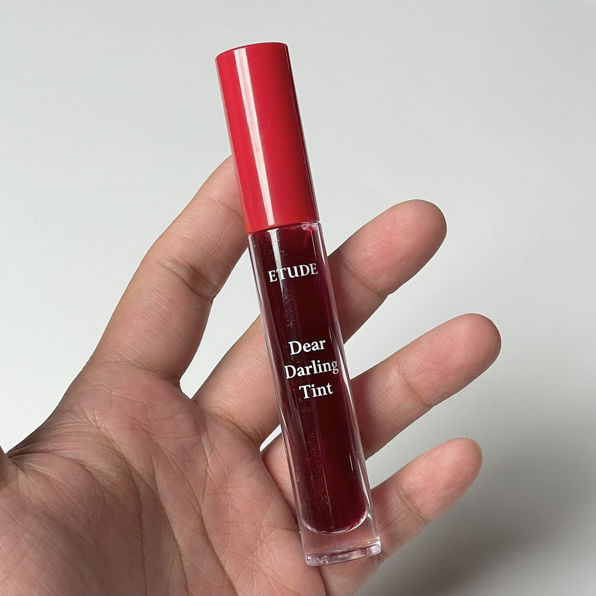 jjdoesitwork's tweet photo. ทิ้น etude คือที่สุด ตา แก้ม ปากได้หมด ติดผิวยิ่งกว่าสีทาบ้าน รีมูฟเวอร์ยังเอาออกยาก 

ทริคลงแต่ละส่วนนะ 
แก้ม  : ถ้าไม่ใช้รองพื้นคุชชั่น ลงหลังกันแดดเลย แต่ถ้าใช้ลงก่อน 1 ชั้น แล้วลงหลังรองพื้นคุชชั่นอีก 1 ชั้น คือติดยันชาติหน้าอ่ะพูดเลย

ปาก : ลงกับปากแห้งแบบพึ่งหน้าเสร็จเลย แต่ค่อยๆ ลงทีละนิด ไม่พอค่อยเพิ่ม เพราะสีมันจะซึมติดลงปากเลย แล้วจะทากลอส ทาลิปอื่นทับก็ได้ เผื่อลิปอื่นหลุดจะมีสีนี้ติดปากอยู่ แต่อันนี้ไม่หลุดแน่นอน 

ตา : ลงเป็นเบสตัวแรกสุดตอนตาแห้งๆ เหมือนกันแล้วจะใช้อาชาโดว์ อายไลน์เนอร์ต่อก็ตามได้เลย

📍https://t.co/ODoWmRzGXK