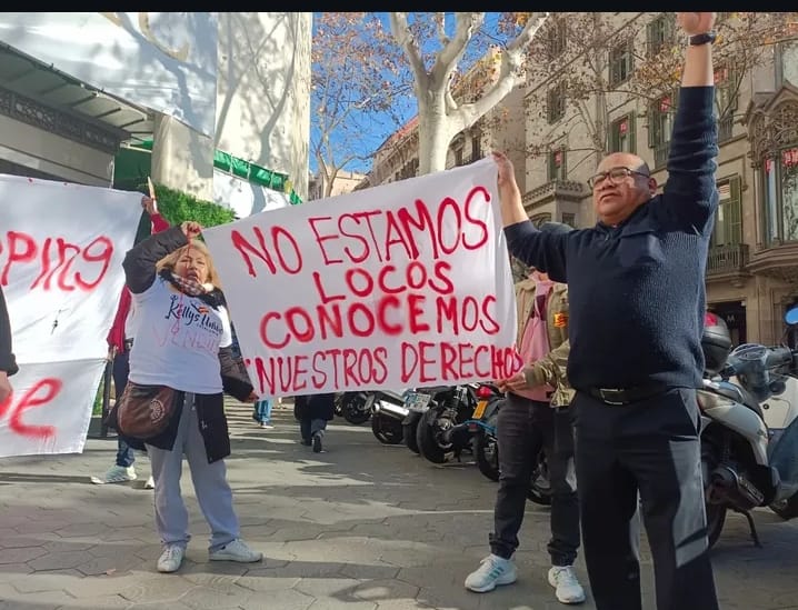 Kellys Unión Catalunya (@kellysunioncat) on Twitter photo Segundo día de reivindicación a las puestas del 🏨 <a href="/hotelmajestic/">Majestic Hotel & Spa</a> no vamos a parar de luchar por parar la externalización del trabajo de limpieza del hoteles. #SinNosotrasNoHayHotel
<a href="/carlosprietogo/">Carlos Prieto Gómez</a> <a href="/carnecrudaradio/">Javier Gallego Crudo</a> <a href="/elDFeminista/">DF Diario Feminista</a> <a href="/laSextaXplica/">laSexta Xplica</a> Segundo día de reivindicación a las puestas del 🏨 <a href="/hotelmajestic/">Majestic Hotel & Spa</a> no vamos a parar de luchar por parar la externalización del trabajo de limpieza del hoteles. #SinNosotrasNoHayHotel
<a href="/carlosprietogo/">Carlos Prieto Gómez</a> <a href="/carnecrudaradio/">Javier Gallego Crudo</a> <a href="/elDFeminista/">DF Diario Feminista</a> <a href="/laSextaXplica/">laSexta Xplica</a>