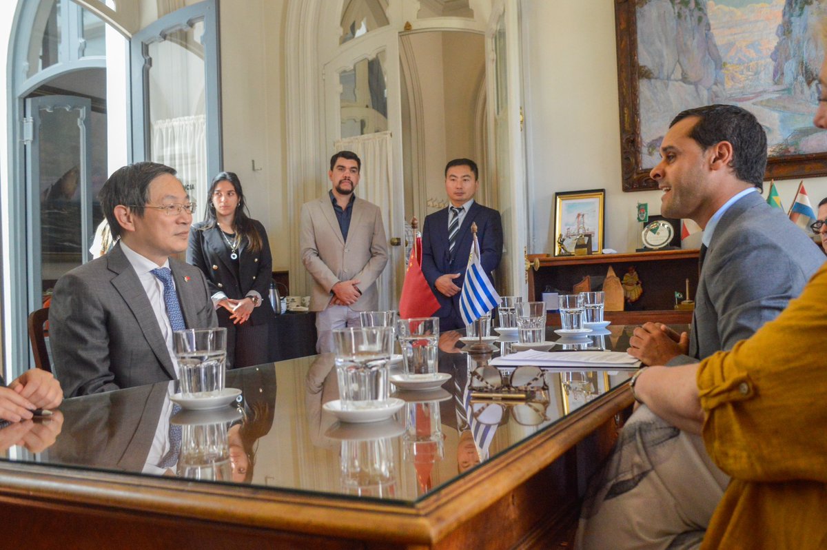 ClaudioVisillac's tweet photo. 🇺🇾🇨🇳 Desde la presidencia de la @juntamvd recibimos a @embajadorcn_uy 

📍Este es un hito importante para seguir fortaleciendo las relaciones entre los dos países y una oportunidad para agradécele al gobierno chino su apoyo en momentos duros que vivió el Uruguay https://t.co/rj61gOb69x