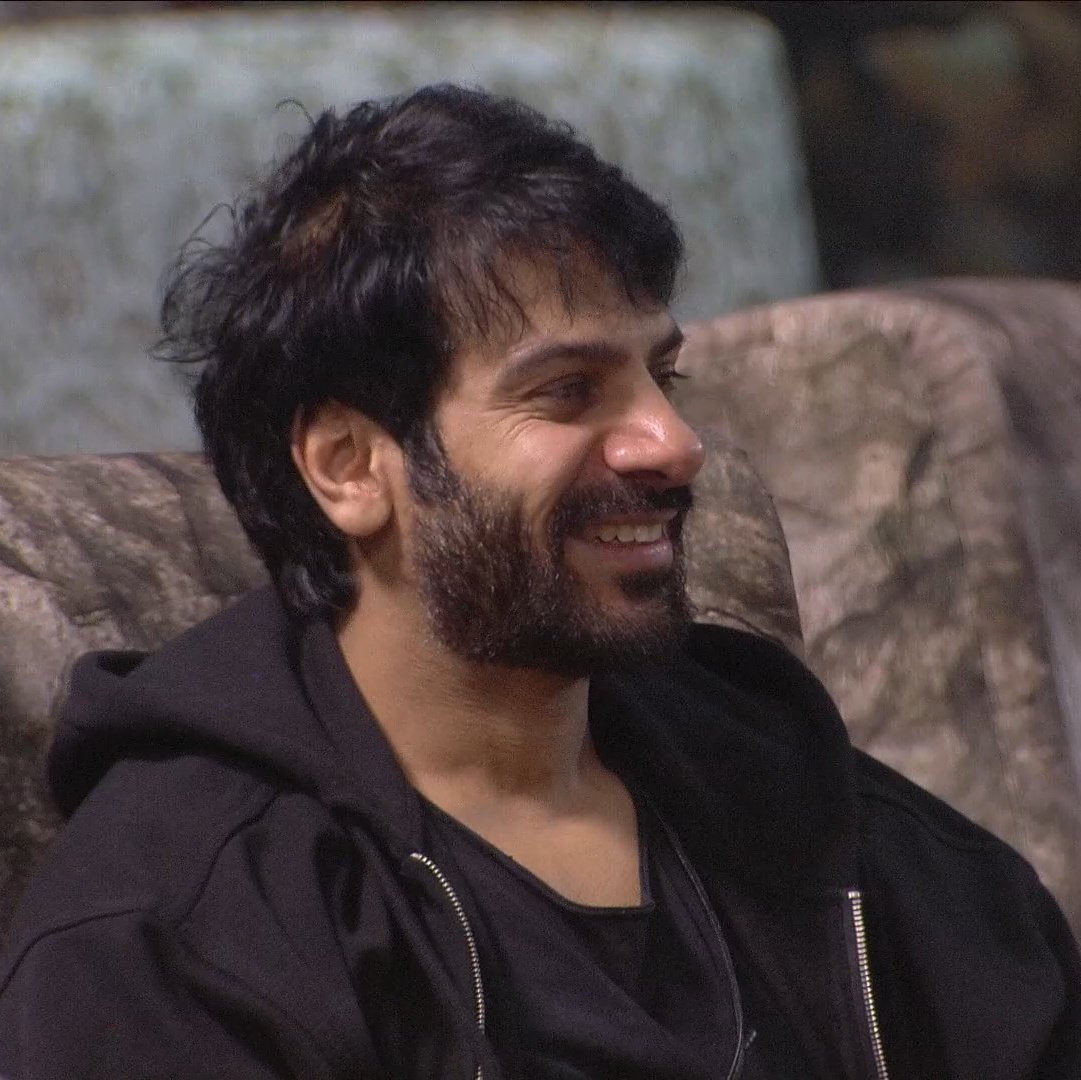 Everyone came to play this game 
He played and enjoyed this game throughout 

KARANVEER FOR THE WIN 
  Yes or no comment all friends 

#KaranVeerMehra
#BB18
#BiggBoss18 
⁦<a href="/BiggBoss/">Bigg Boss</a>⁩ ⁦<a href="/ColorsTV/">ColorsTV</a>⁩ ⁦@JioCinema⁩