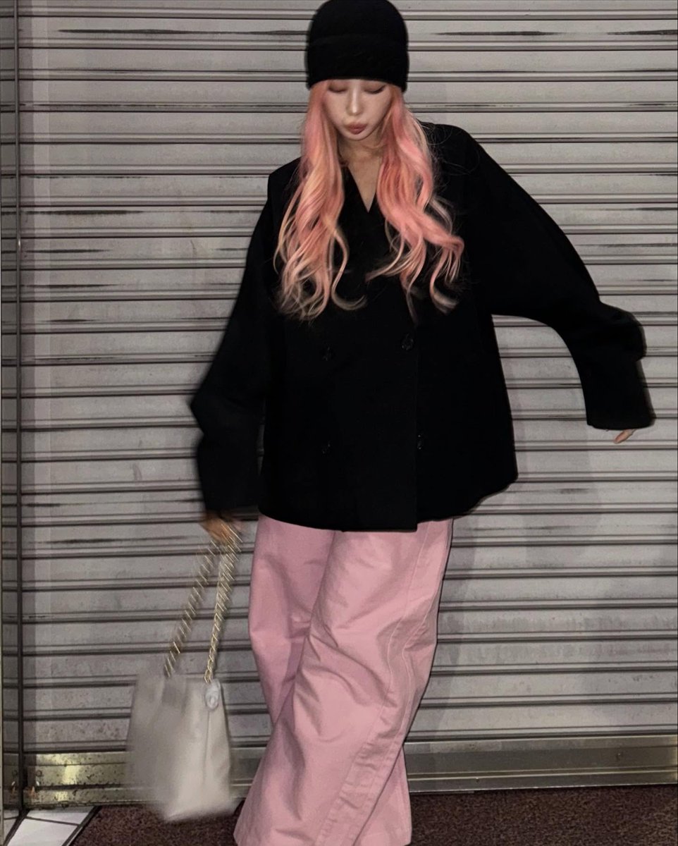 anything would sure go so well with 𝙗𝙡𝙖𝙘𝙠, and the decision to get my all wrapped in 𝙥𝙞𝙣𝙠 is definitely a brilliant idea. so while i can’t stop adoring what a work i put on today’s fashion line, please have yourself a moment as well to notice how eyecatching i am. ❦