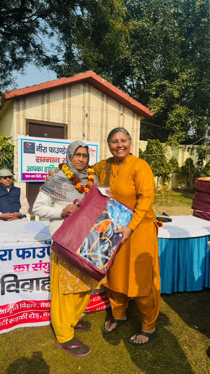 NeeraFoundation's tweet photo. घरेलू सहायिकाओ का पुष्प गुच्छ और उपहार द्वारा सम्मान -घरों में काम करने वाली महिलाएं भी हमारे परिवार के सदस्यों की तरह हैं तथा हमारे घर परिवार की देखरेख करती हैं, उनका यह योगदान अमूल्य है @cdomeerut @probationmeerut @DmMeerut @LabourMinistry https://t.co/6tDRw7tTDP