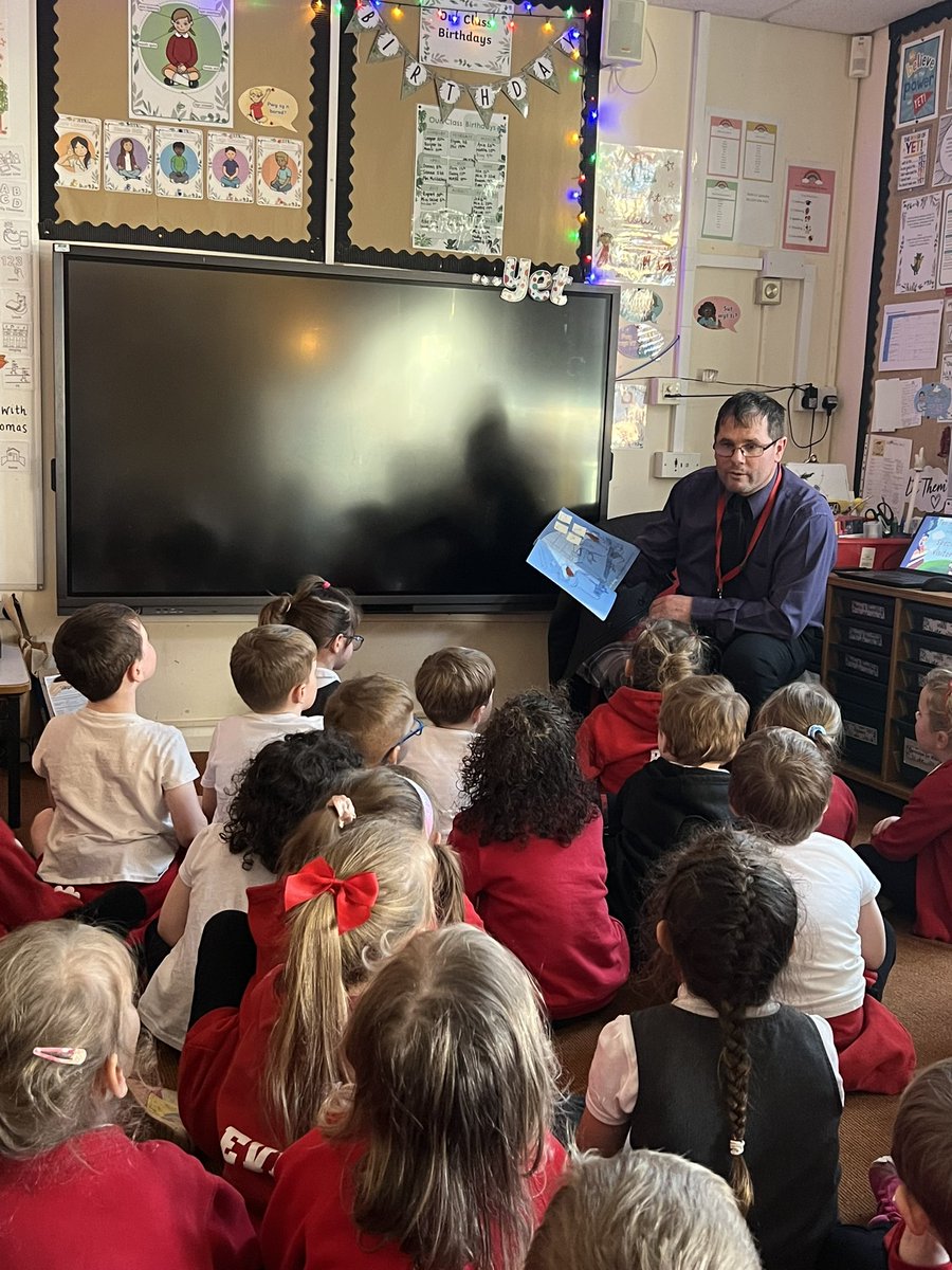 ysgolyparc's tweet photo. Today the Reception children were lucky enough to have Mr Thomas, Headteacher from @YsgolFrongoch , come to read them a story as part of their Tell Me a story topic to develop confidence within our learners. 

Diolch Mr Thomas, come again soon! @YsgolFrongoch #collaboration https://t.co/fAv3FMAlJZ