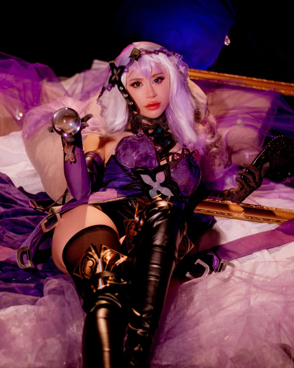 AtelierBii's tweet photo. Discard your worthless destiny and let me lead you to amphoreus 💜🔮 a world only the garden of recollection can see. Will you be exploring amphoreus today? #HonkaiStarRail #amphoreus #cosplay https://t.co/qZkltEDVnt